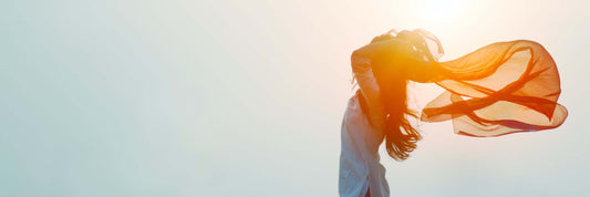 Frau in der Sonne mit wehendem Tuch