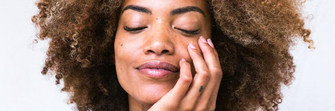 Frau mit lockigen Haaren und schöner Haut