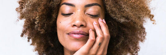 Frau mit lockigen Haaren und schöner Haut