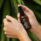 aloe gel läuft an der hand herunter
